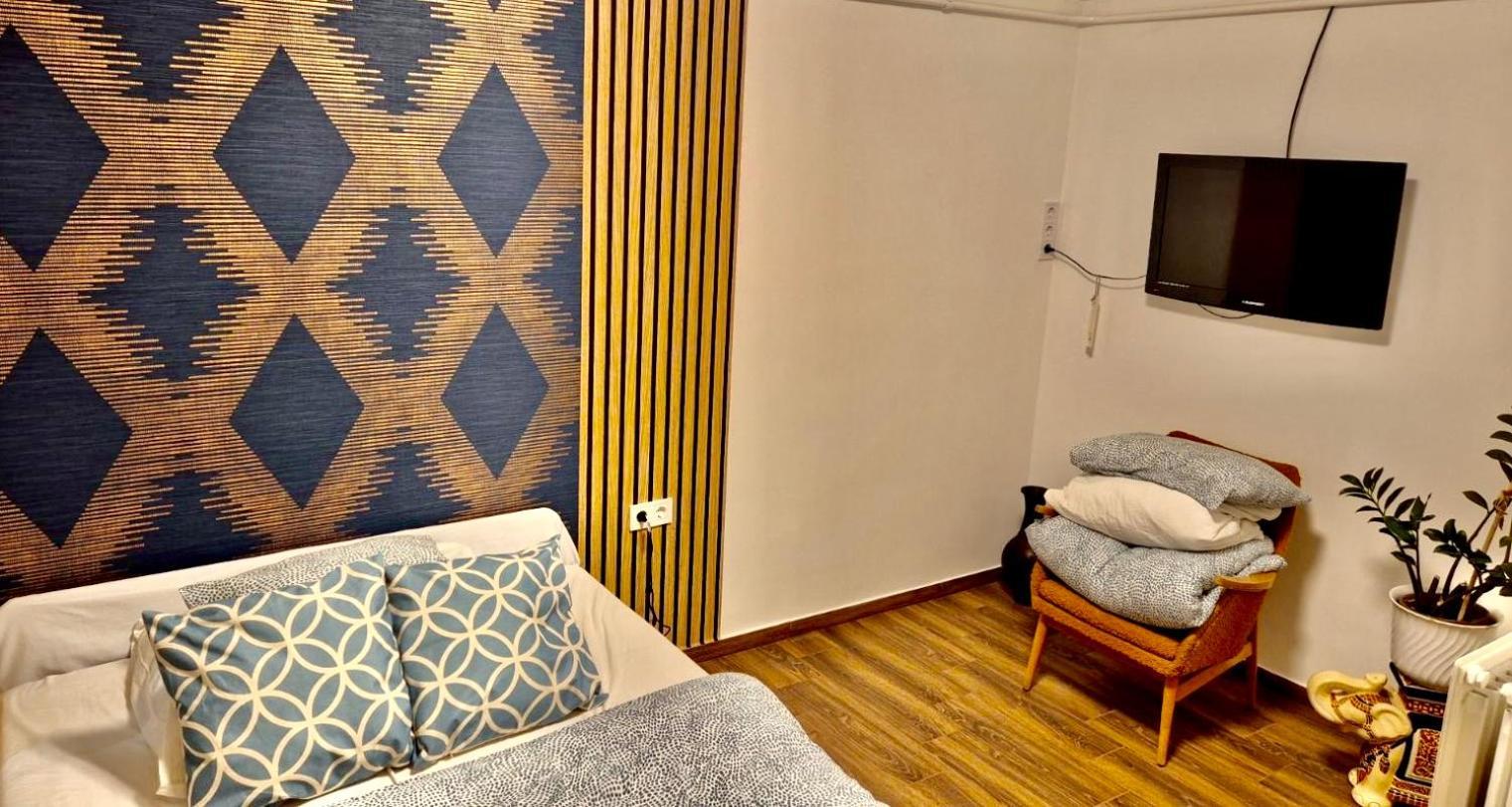 2 Rooms Retro Guesthouse In A Silent Garden Вечеш Экстерьер фото
